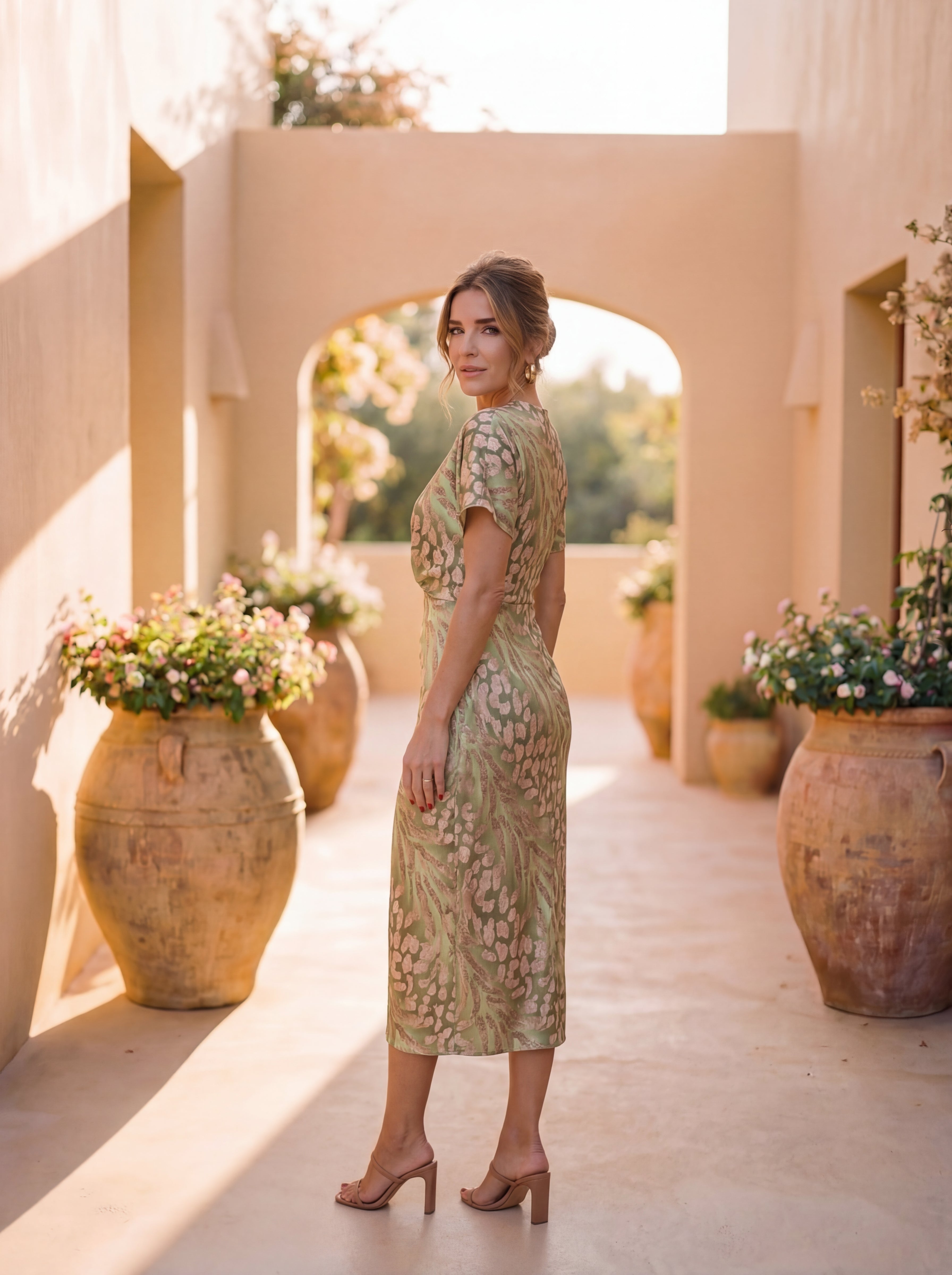 Midi dress with slimming effect, featuring a central knot and flowing drape