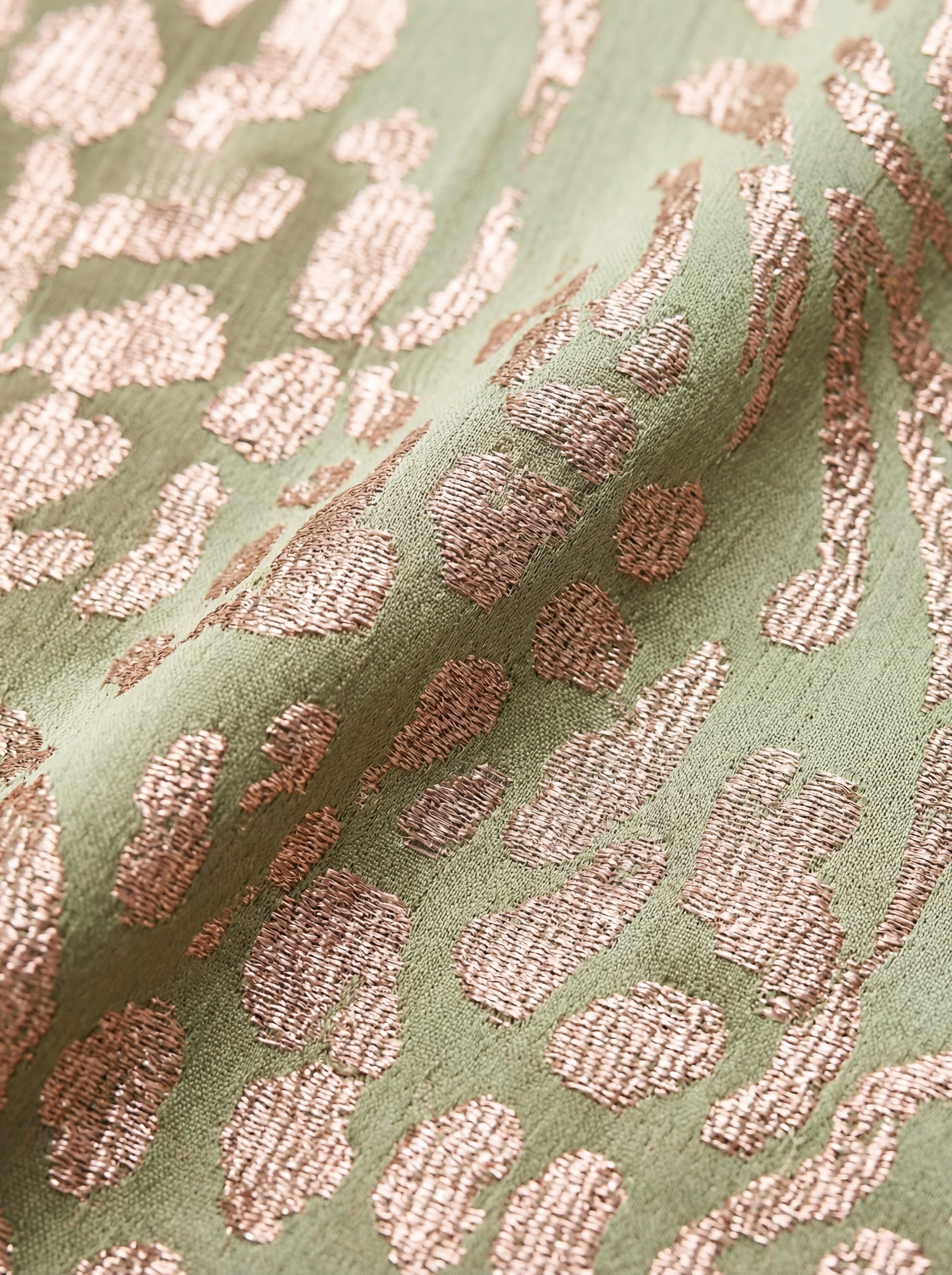 Midi dress with slimming effect, featuring a central knot and flowing drape